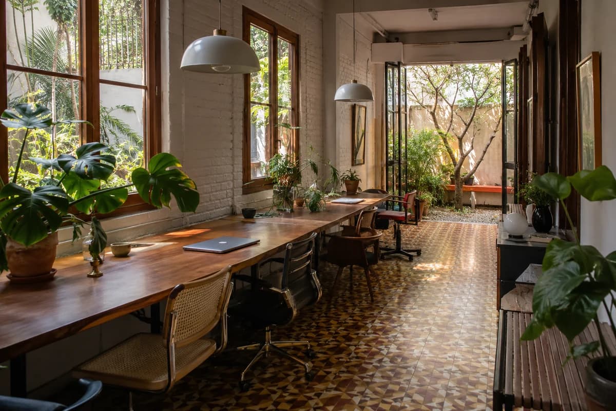 Oficina boutique en una casa adaptada de Manila, El Poblado, después de la limpieza de MimiMaids