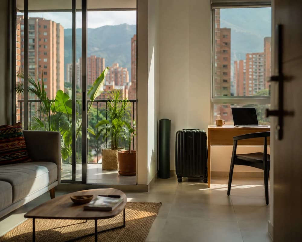 Apartamento de estadía larga en Medellín con escritorio de trabajo limpio por MimiMaids
